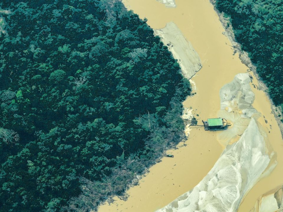 En los últimos años la minería ilegal ha alcanzado zonas de frontera de países amazónicos, en la foto una operación minera ilícita captada en un sobrevuelo sobre los ríos Cothué, Purité, Puré y Putumay.