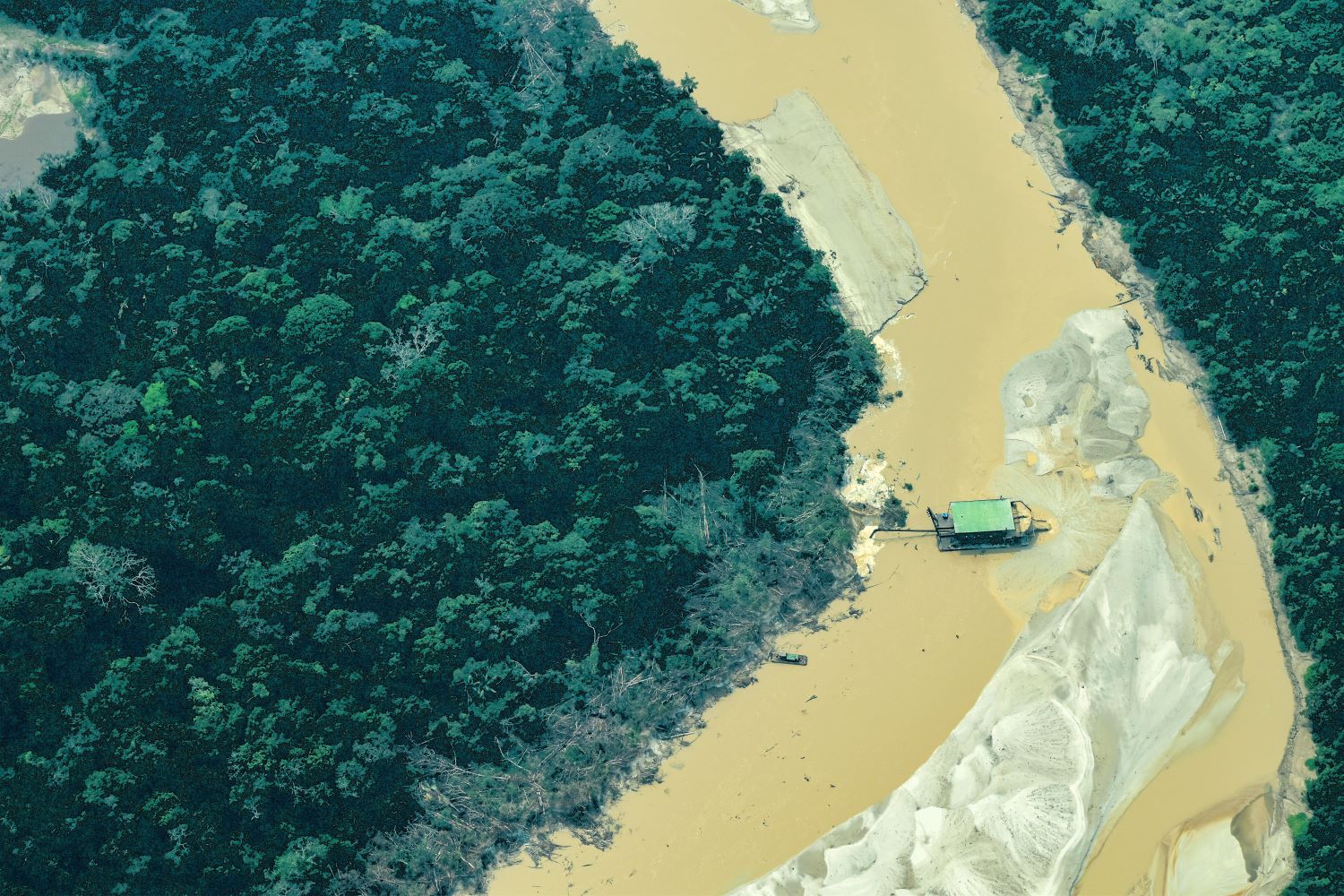 En los últimos años la minería ilegal ha alcanzado zonas de frontera de países amazónicos, en la foto una operación minera ilícita captada en un sobrevuelo sobre los ríos Cothué, Purité, Puré y Putumay.